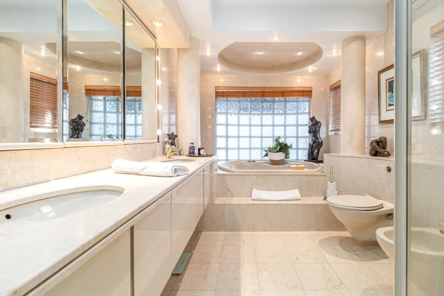 To Let 4 Bedroom Property for Rent in Fresnaye Western Cape